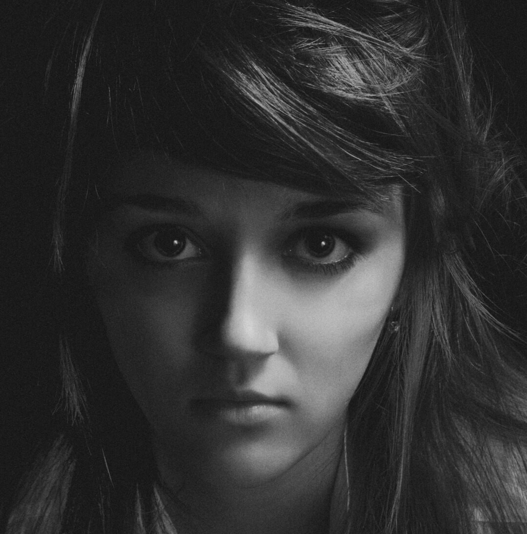 Portrait of an Argentine woman in her thirties with dark hair